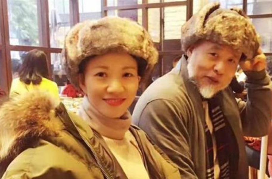 67岁大爷健身24年，娶小13岁美女娇妻，夫妻美满幸福、让人羡慕