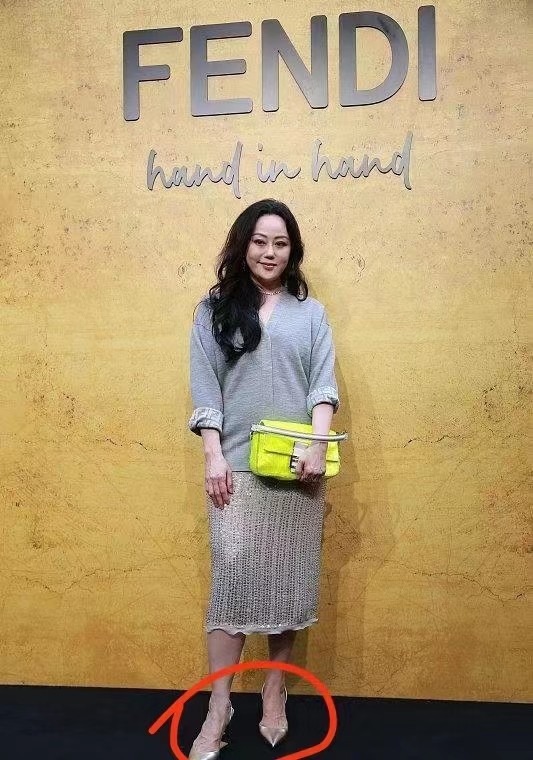 真实镜头下的章小蕙,章小蕙早期街头年轻照片