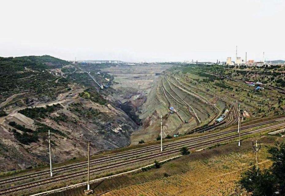 中国现开采最大煤矿,中国最深的露天煤矿深坑