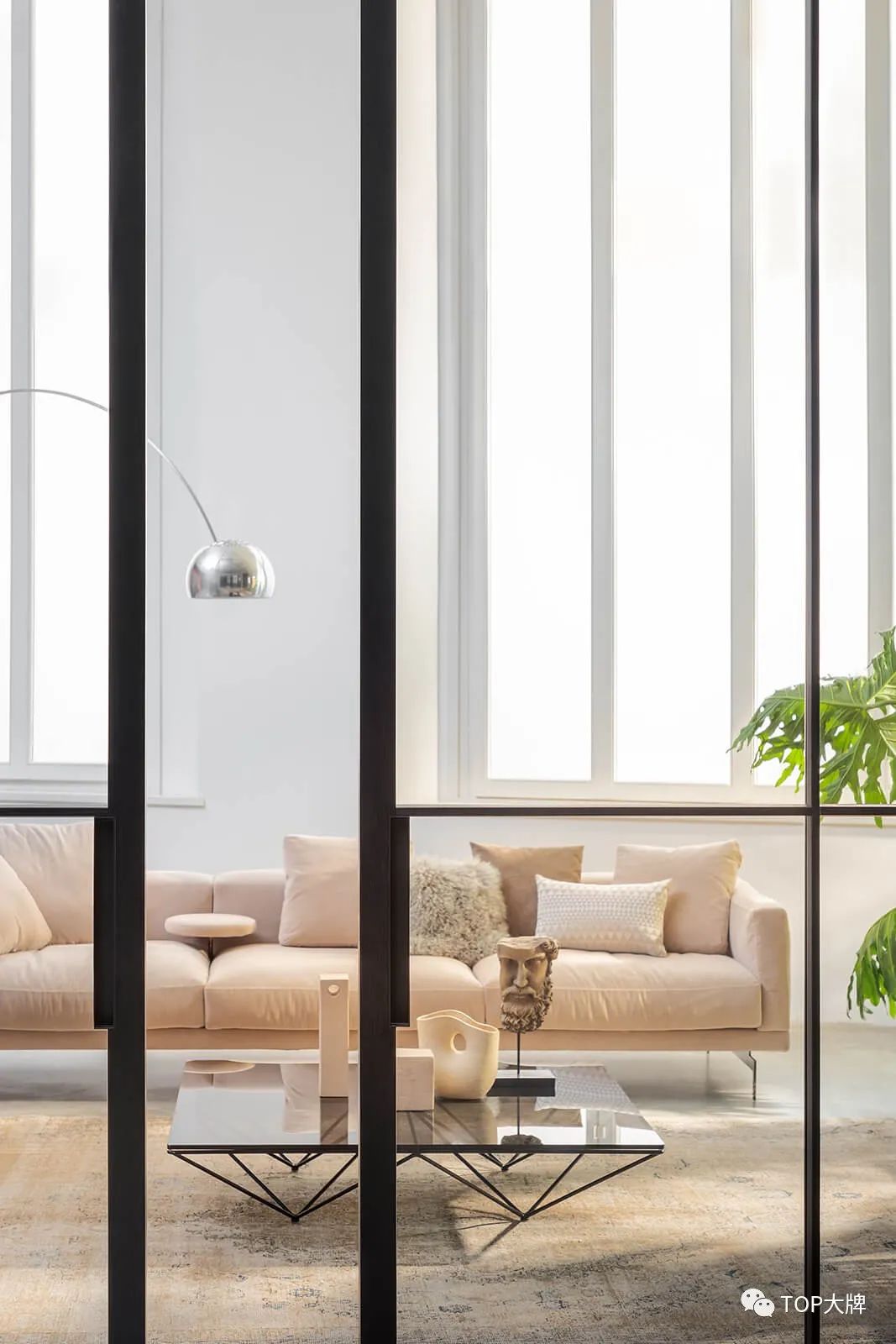 意大利轻奢顶级卧室门,意式轻奢风格隐形门