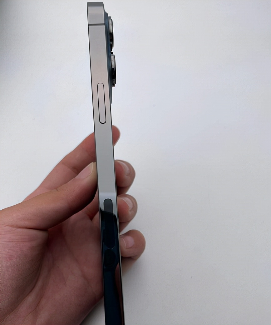 刚买的iphone13promax死机,刚买的iphone13promax就自己闪屏