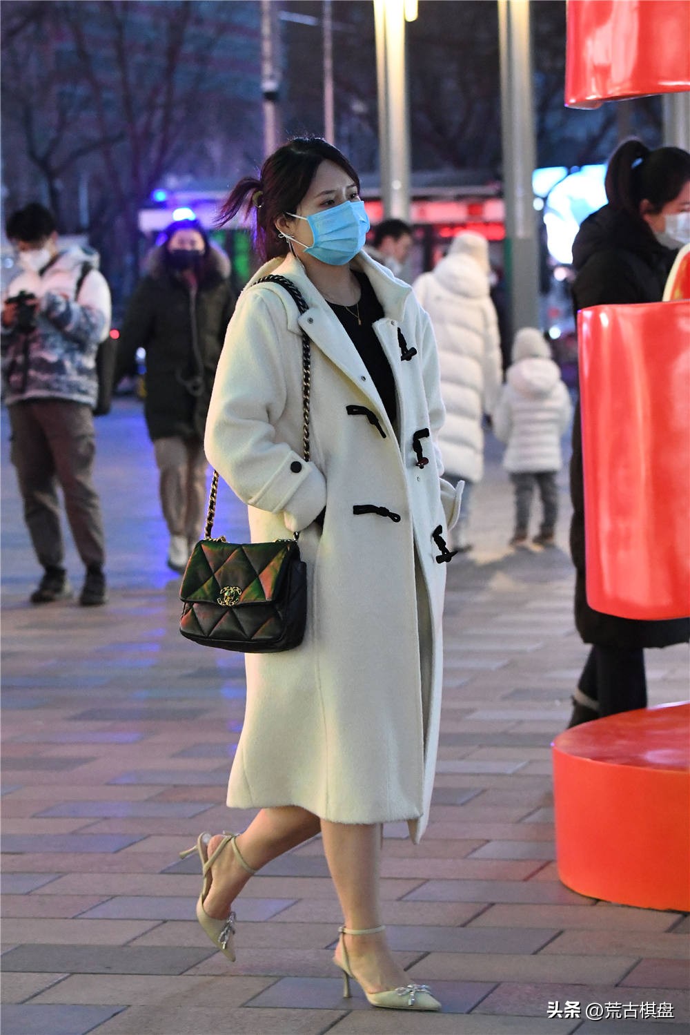 复古雕花细高跟单鞋怎么搭配好看,气质小清新平底尖头单鞋