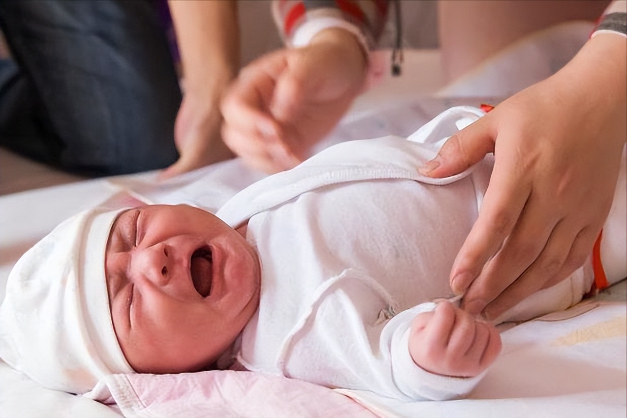 宝宝突然夜啼大哭两三声,宝宝睡觉突然惊哭十个月
