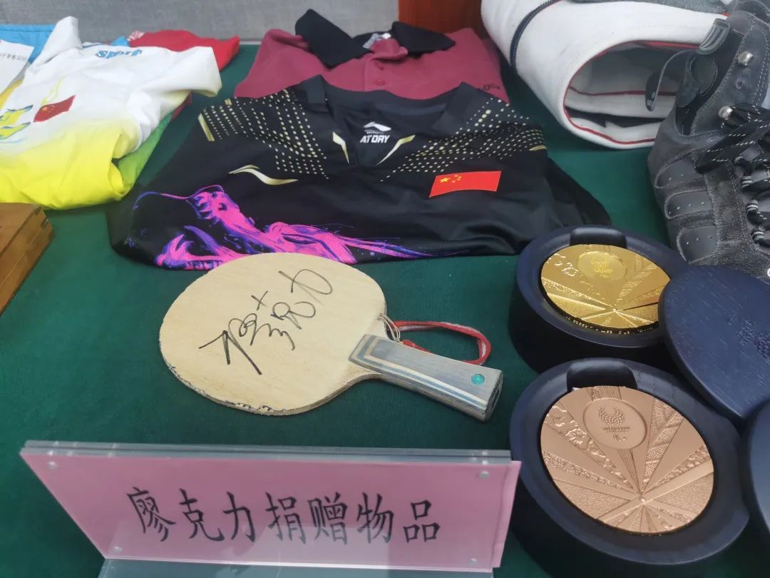 4位重庆的世界冠军，捐出了奥运金牌、参赛装备……