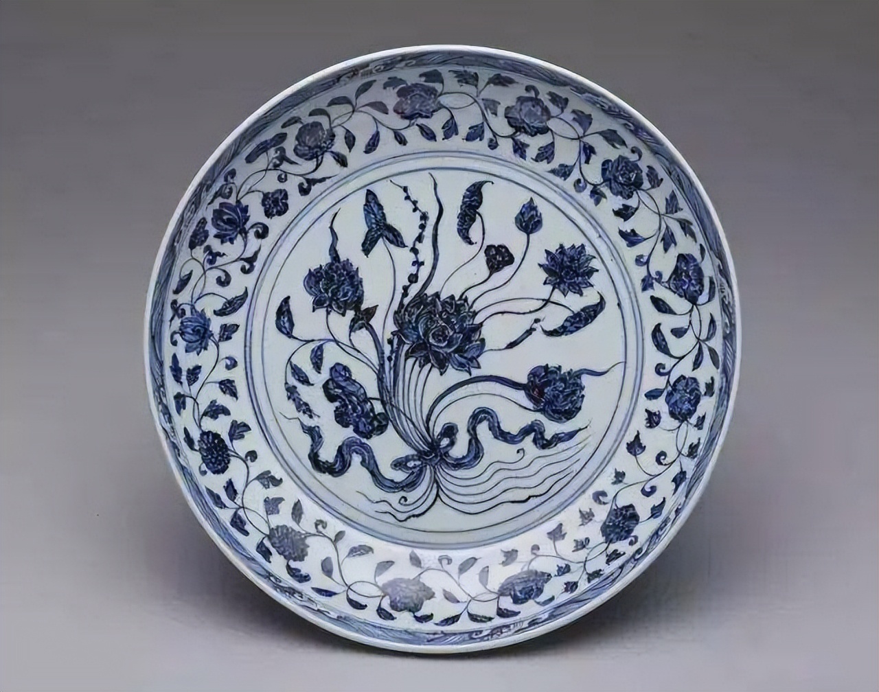 广西挖骨灰坛,工人挖出骨灰缸