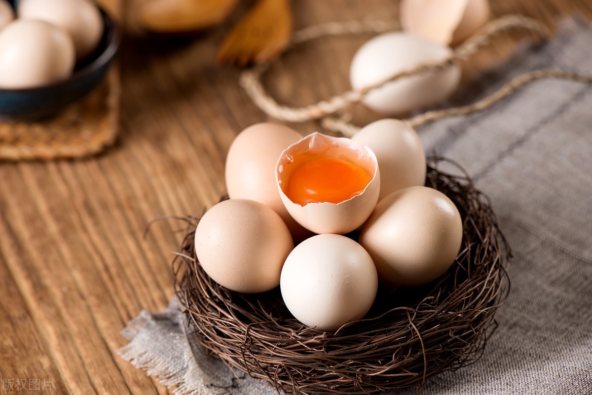 鲜鸡蛋在冷藏的情况下可保存多久,鸡蛋冷藏时应怎么样放置