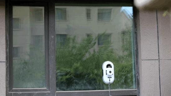 小玻璃擦窗机器人可以擦吗,高空擦玻璃妙招又快又干净