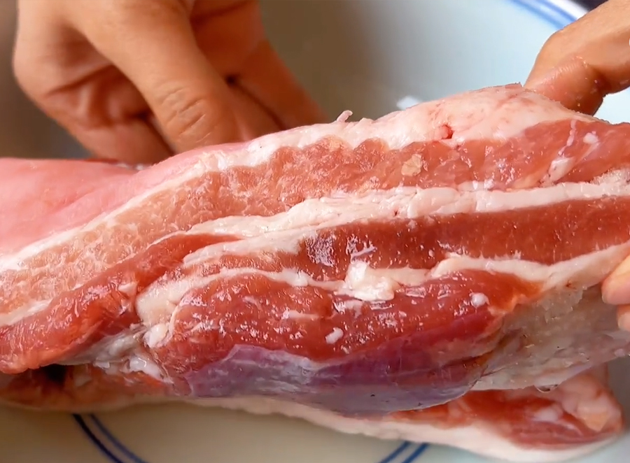 冰箱里冻肉解冻最快方法,冰箱里的冻肉怎么能迅速化开