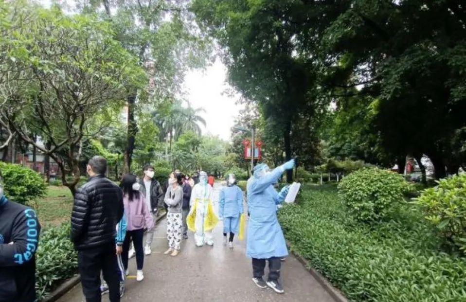 疫情期间，她推迟退休，他代购奶粉，他们上门找老人……