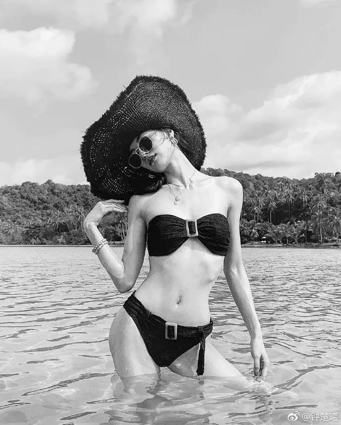 钟楚曦时尚大片释出，身穿白色吊带露肚脐，身材比例超好腿长惊人