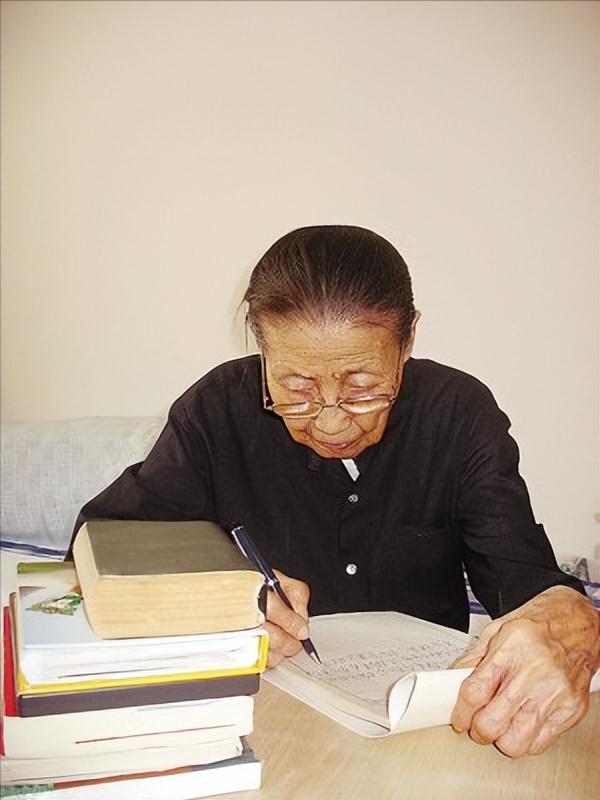 二嫂借给我十万块手术费,我却在借钱当天归还,并拉黑了她的微信