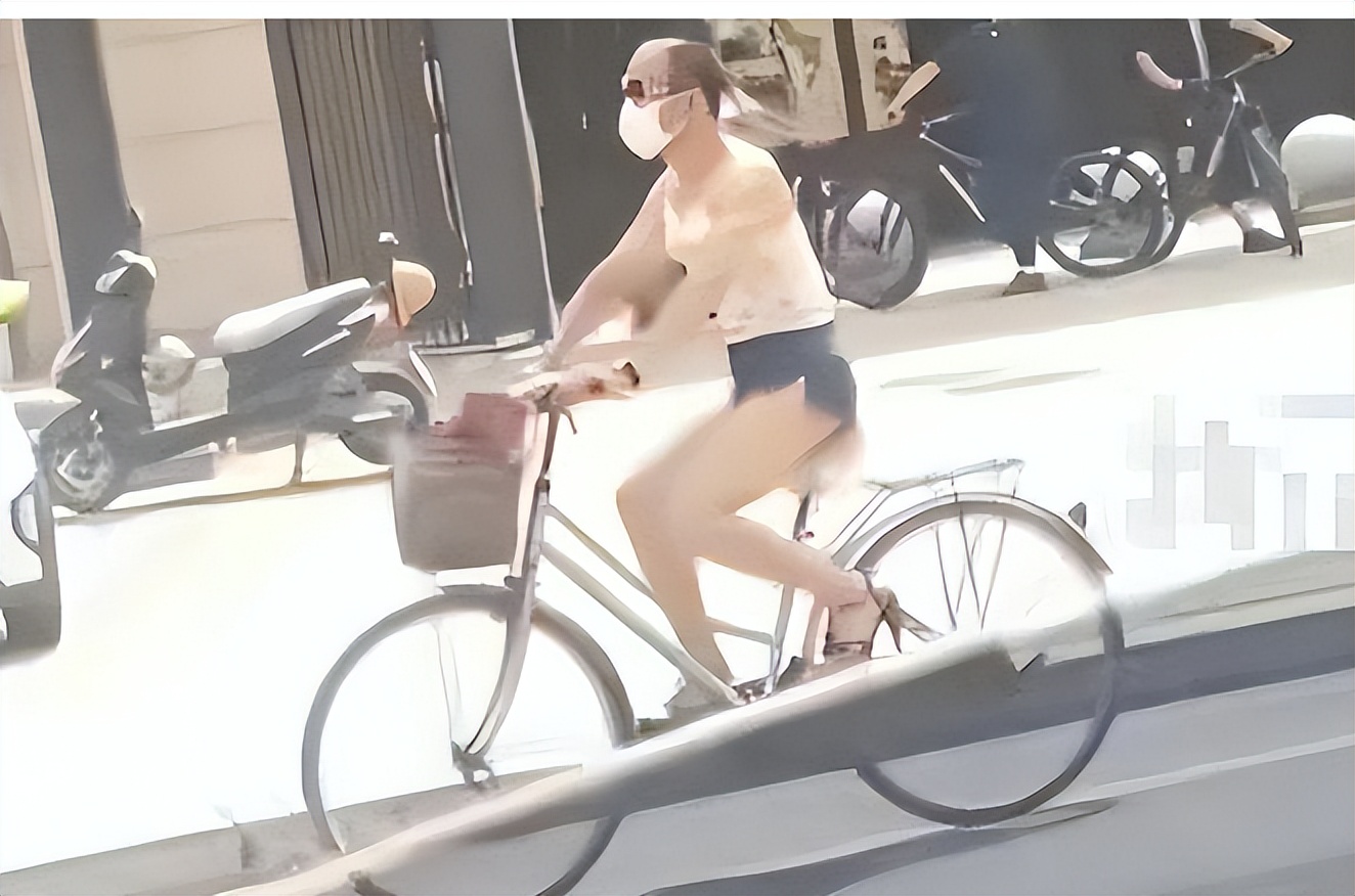 震惊！！！满大街“露奶装”、“开裆裤”，演绎现实版的罗刹海市