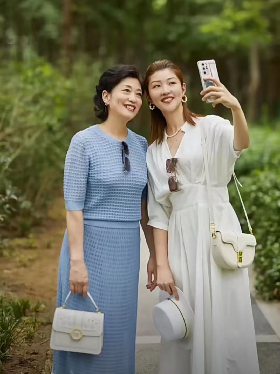 中老年穿裙子配什么鞋好看,五十多岁短发的服饰穿搭