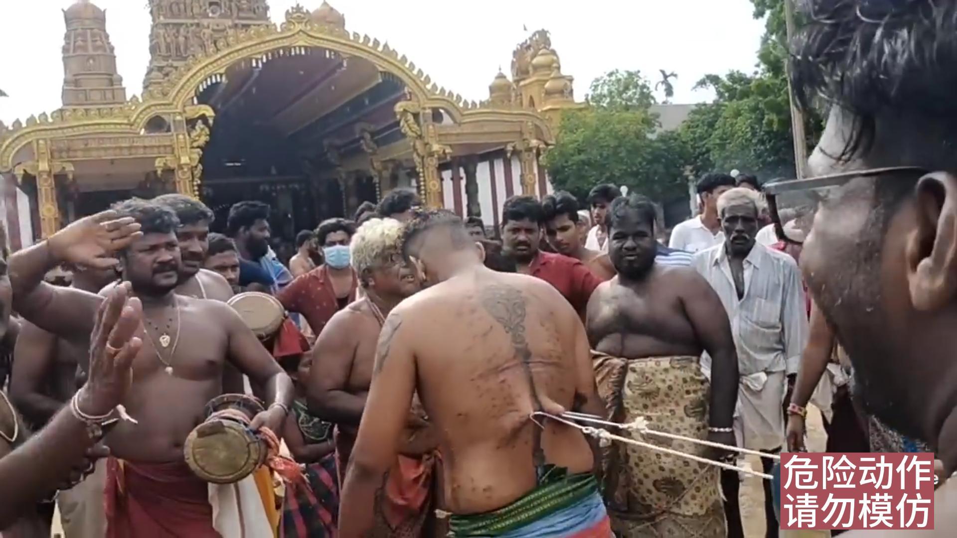 印度奇葩，用钩子穿过男子皮肉不流血，躺在刀上吊起来用绳子抽打