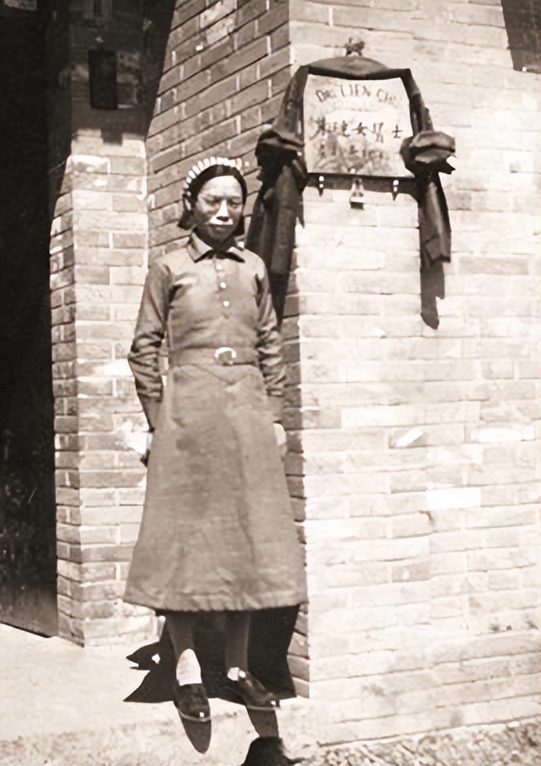 她是毛*东泽**赞叹的针灸名医，是周恩来关心的红色特工，也是石家庄第一位女*产党共**员