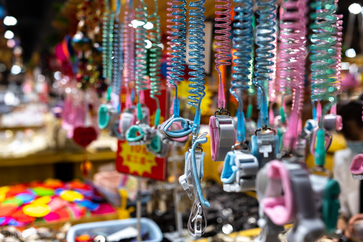 摆摊卖丝袜年入百万真实案例分析,河南妹子开足浴店一年赚100万