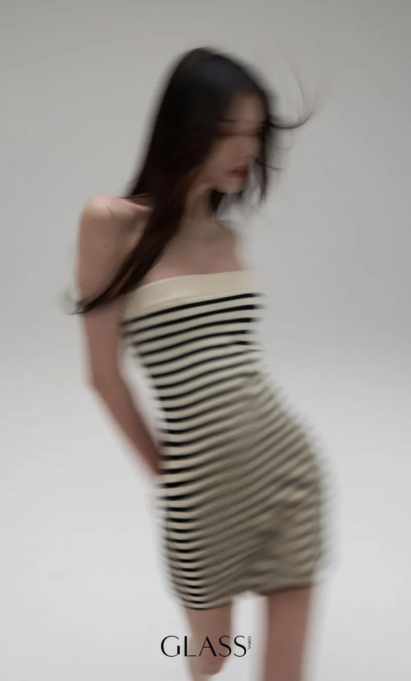 杂志封面最近流行高糊风？！网友吐槽：认不出！拍了个寂寞似的…