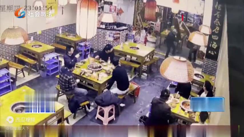 夫妻合伙开店起争执打架的视频,合伙开店闹矛盾视频