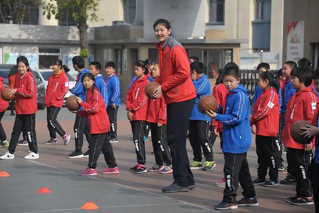 山东“女姚明”张子宇14岁已跟姚明一样高，姚明女儿都没她能长