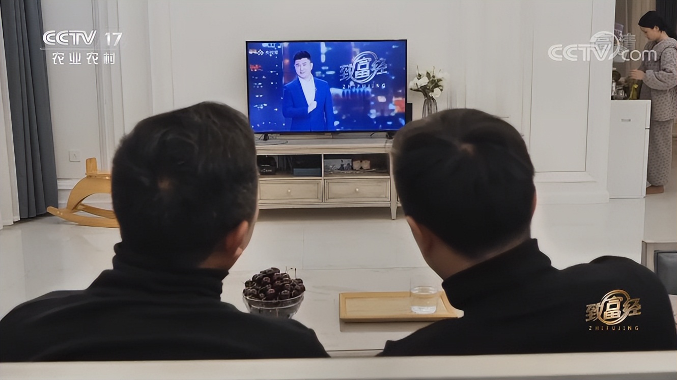 你见过5条腿的牛吗？养出2000斤巨大吨牛，一年大赚5000万