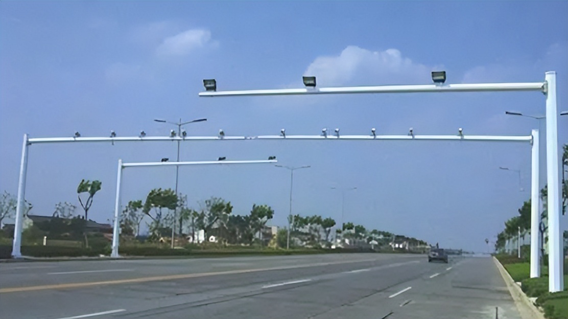 哪种情况电子眼会一排连续闪烁,抓拍电子眼闪两下是什么意思