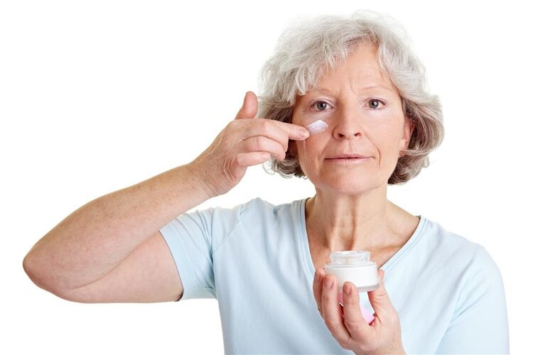 用什么牙膏治疗老年斑最有效,什么牙膏可以淡化老年斑