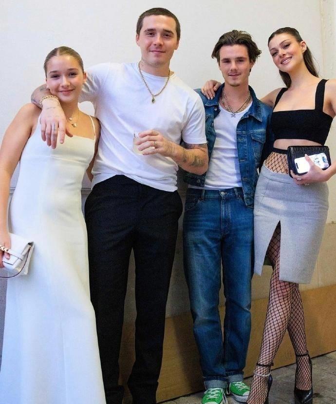 贝克汉姆亲吻小七为女儿庆生,贝克汉姆亲吻球场