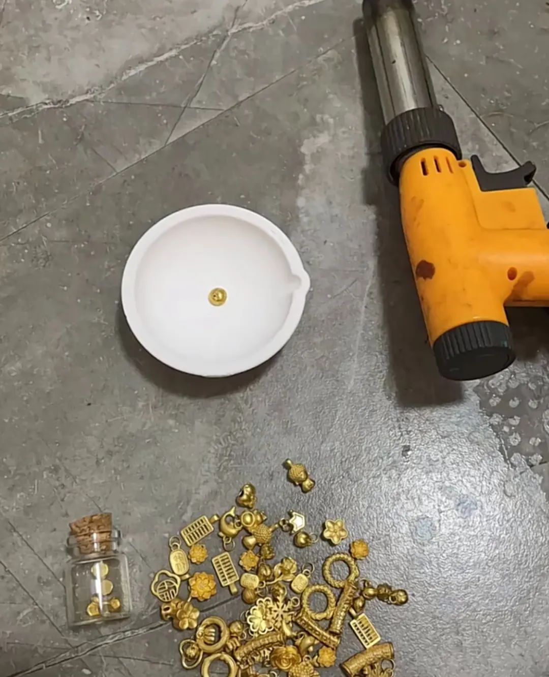 年轻人正在疯狂购买黄金,年轻人掀起淘金热