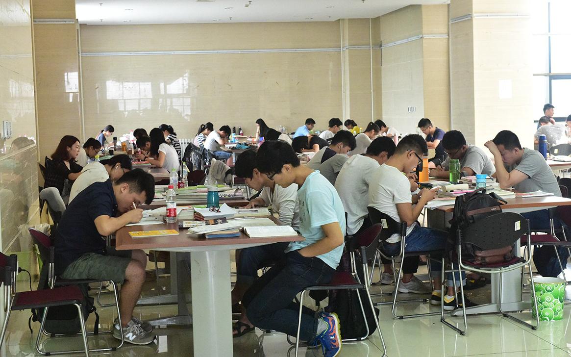 当代大学生与父母的代沟,读大学跟父母有代沟