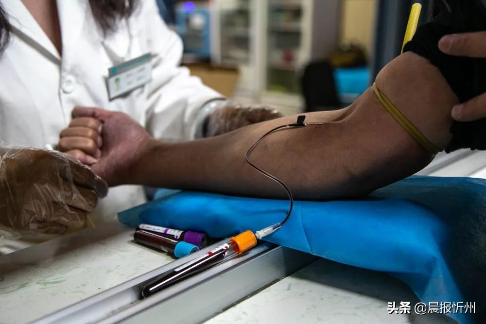 为抗疫一线医护人员送去关爱,为一线防疫人员免费治疗