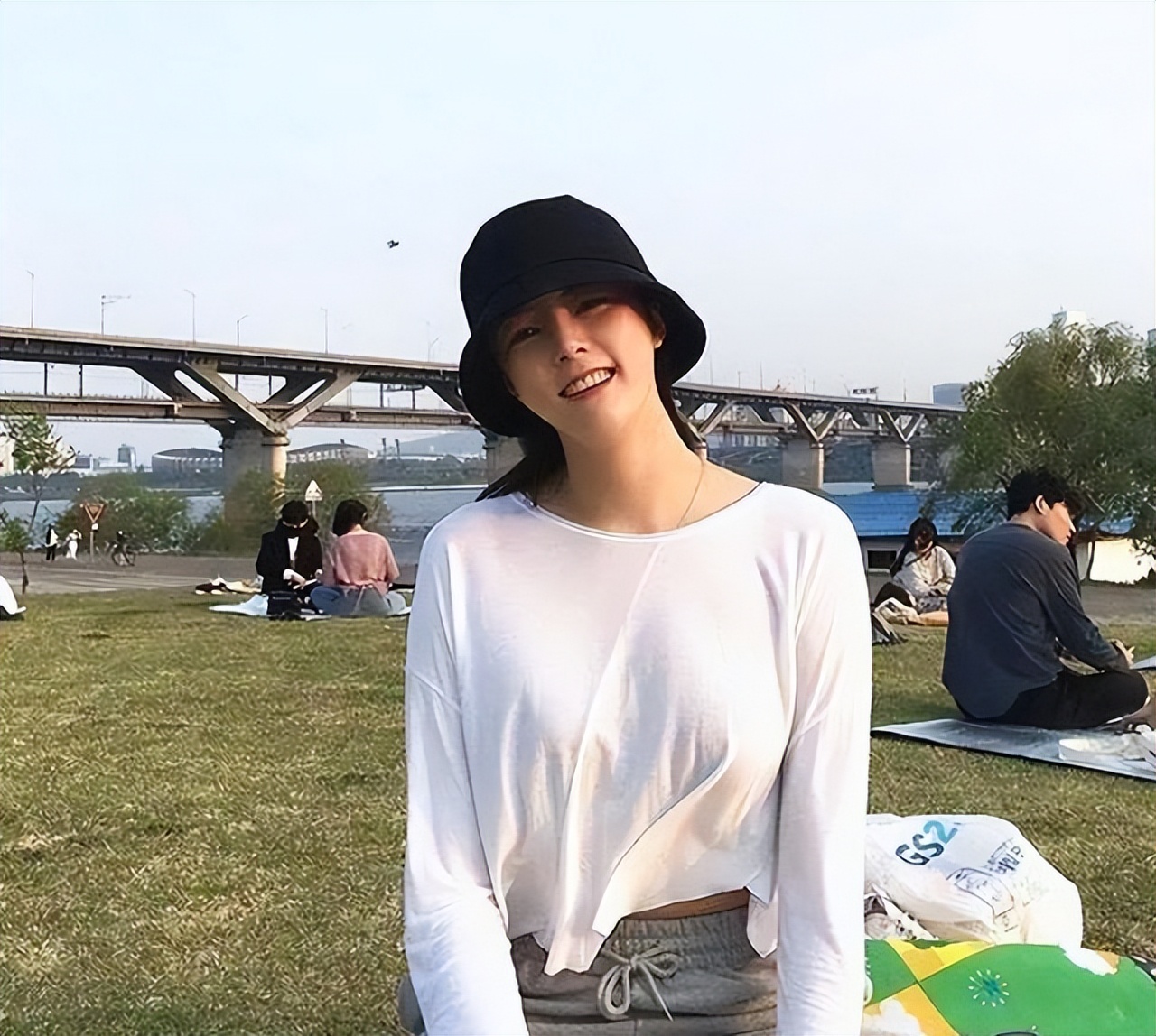 韩国排球女神李多英,韩国排球李多英绿色礼服采访