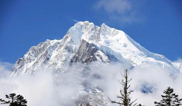 神秘峰峦：雪山的奇迹！