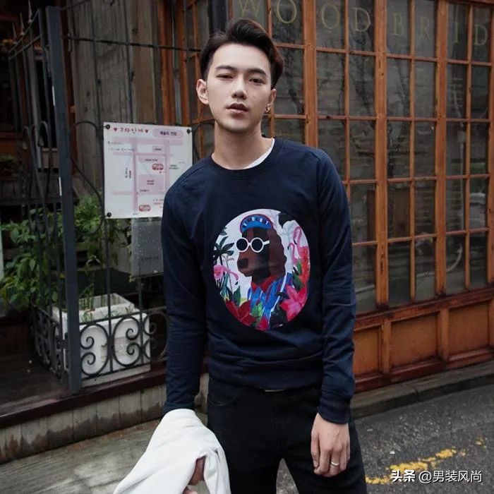 男士白色圆领卫衣怎样穿搭,圆领卫衣里面穿什么打底男士