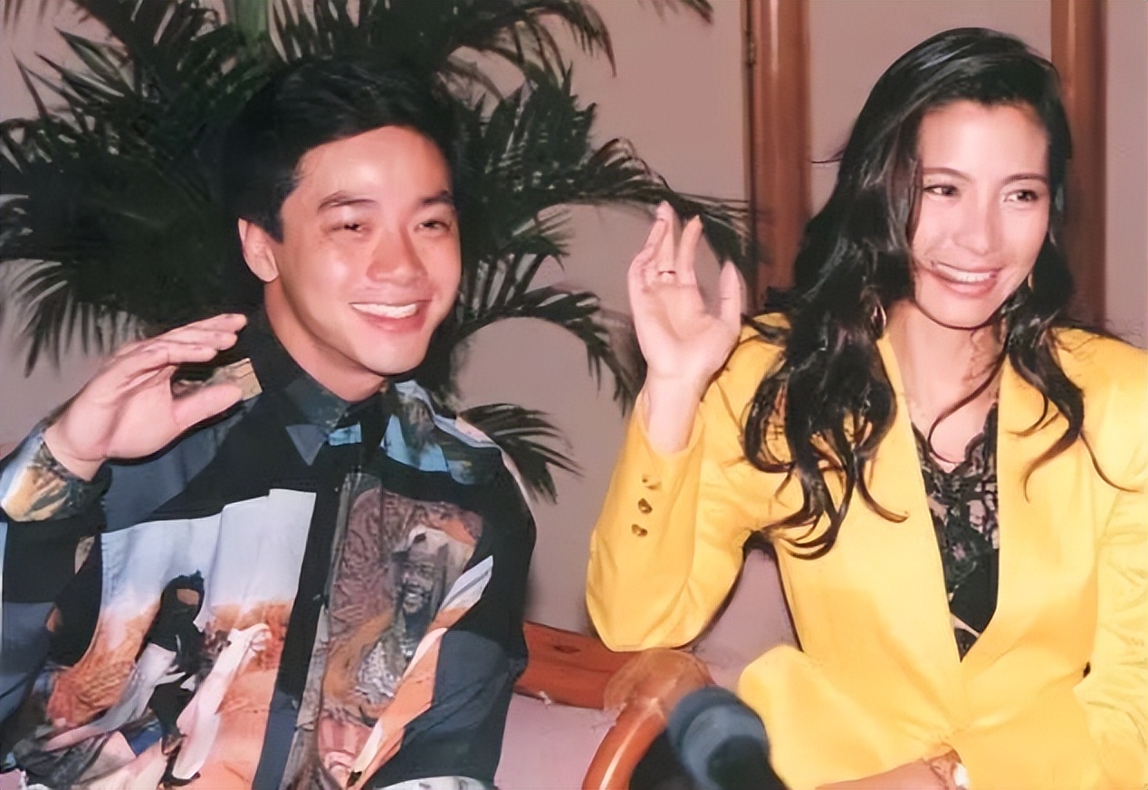 杨紫琼巴黎赏秀与未婚夫出席活动,杨紫琼霸气金球奖