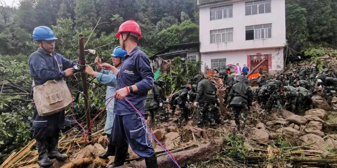 无惧风雨保供电守护光明暖万家,无惧风雨全力以赴抗洪