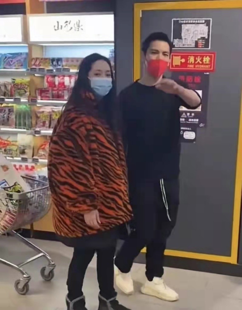 向佐郭碧婷恋爱前出席活动,郭碧婷向佐甜蜜牵手疑似恋情曝光