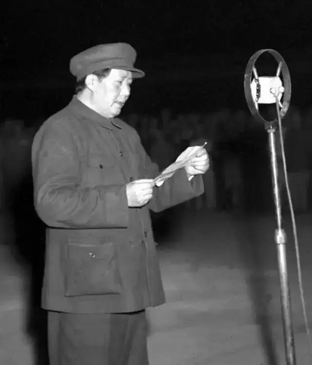 毛主席新画像挂上*安门天**，群众却提出修改意见，中央如何回应？