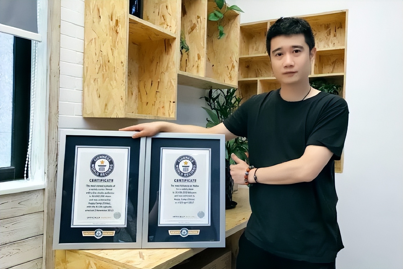 李维嘉消失一年后近照曝光,李维嘉突然崩溃的视频