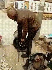 搞笑gif小姐姐这刀玩的真是太溜了,搞笑趣图小姐姐