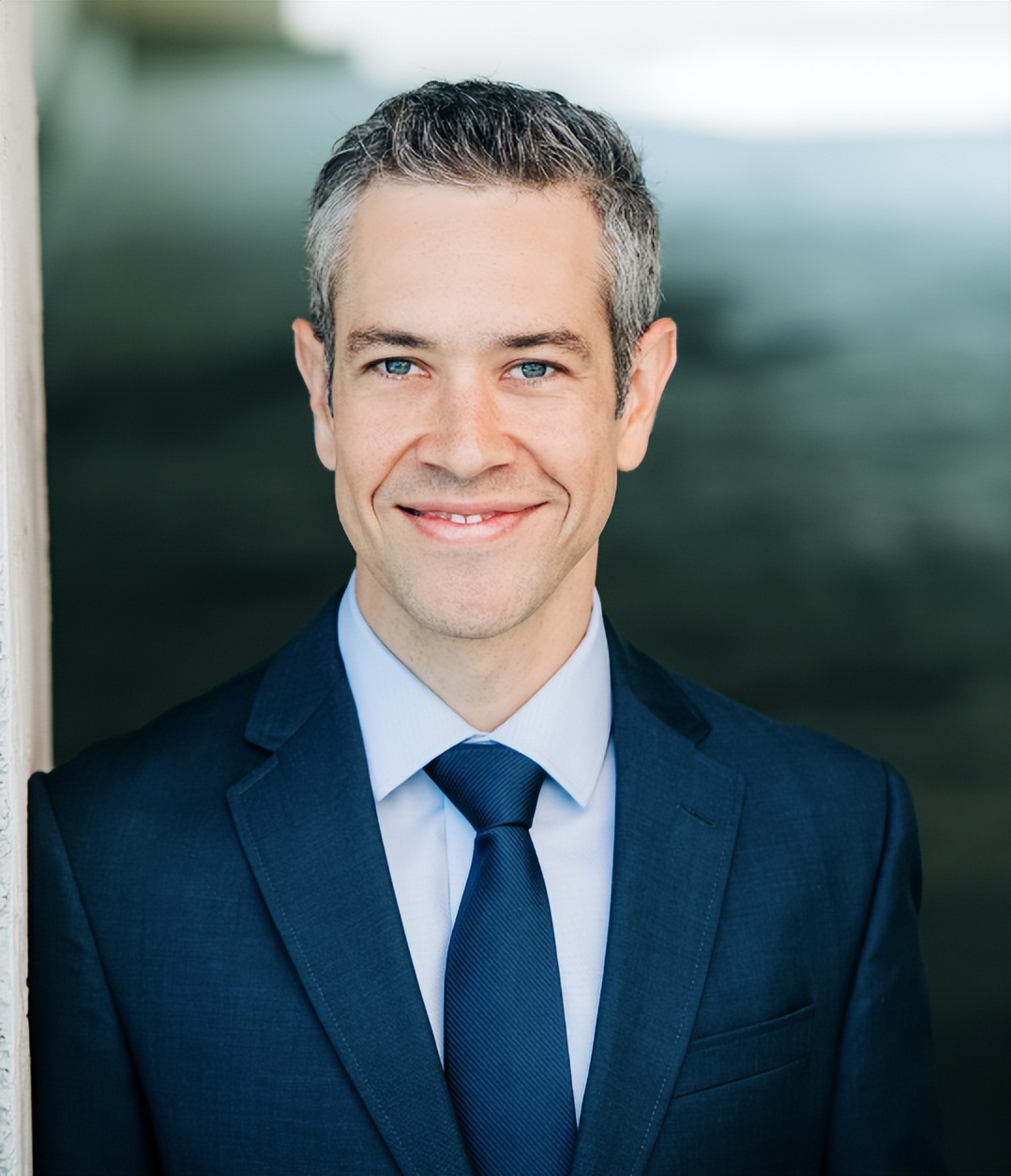 硅谷经济学家：高强度育儿快把父母逼成全能超人，父母能给自己“减负”吗？