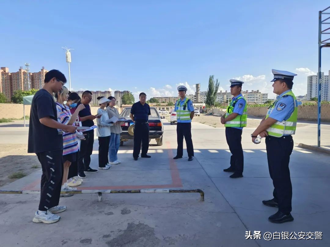 【暑期交通安全】暑期迎来“学车热”交警宣传进驾校把好安全“方向盘”