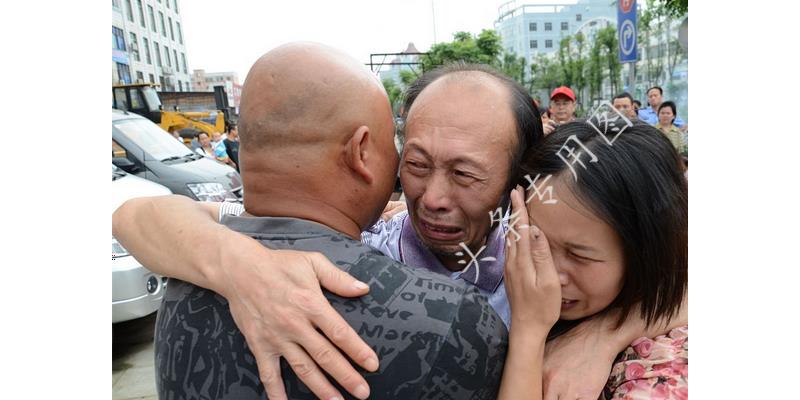 小伙被父亲联合后妈赶出家门，5年后霸气归来，看见后妈愣住了