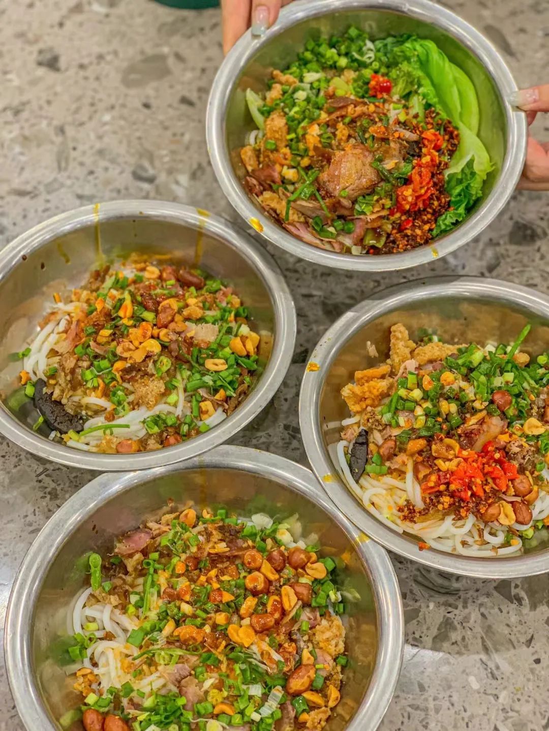 在柳州吃一碗螺蛳粉大概多少钱,柳州螺蛳粉五块钱一碗汤粉