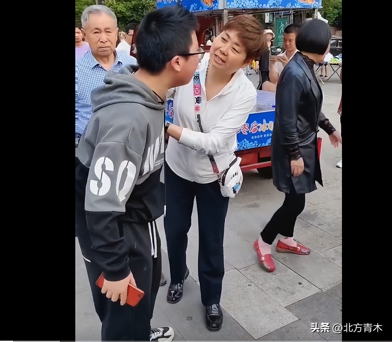 奶奶买卤菜给孙子原版,奶奶买卤菜要手机孙子却打骂奶奶