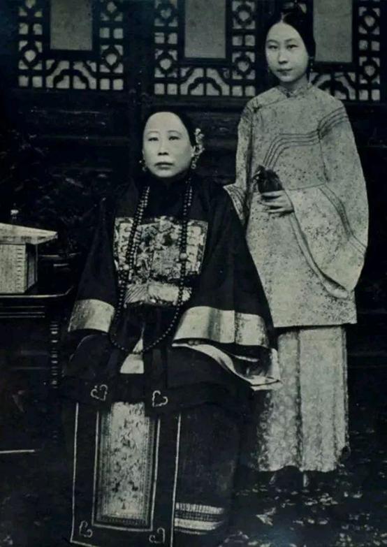 张爱玲的母亲是李菊藕吗,李菊藕和张爱玲的关系