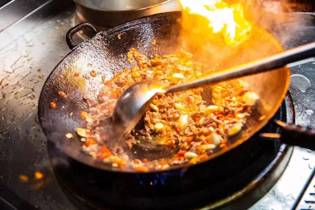 不粘锅涂层轻微刮出条印有毒吗,不粘锅涂层危害视频