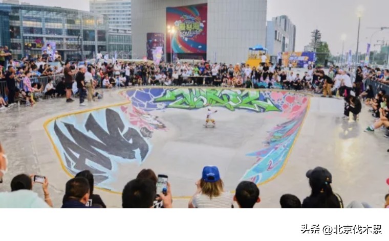 运动萌兽主题公园冬季,天气暖和了野地里撒欢