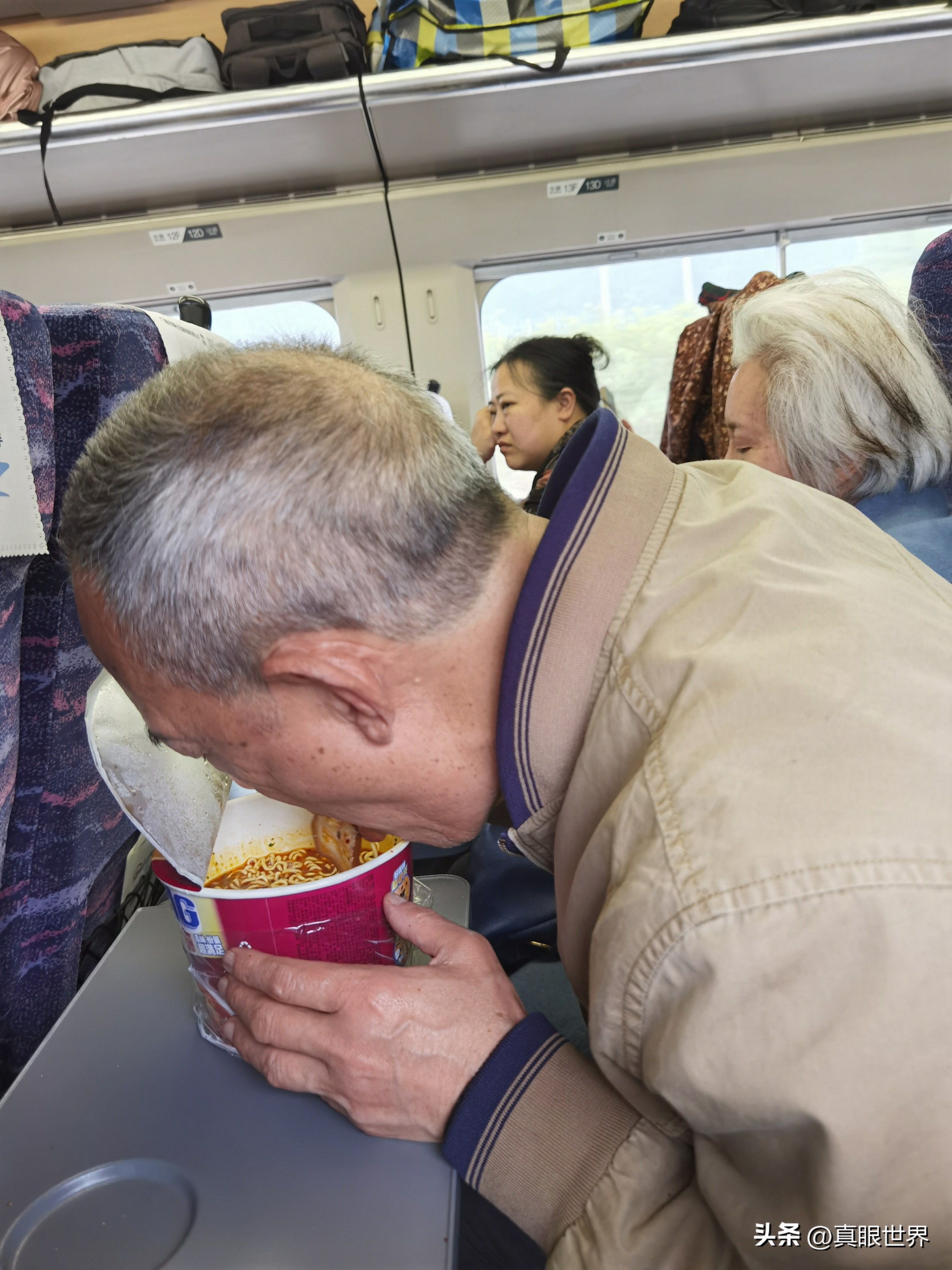 乘火车是买车上的套餐(盒饭)还是自带方便面?