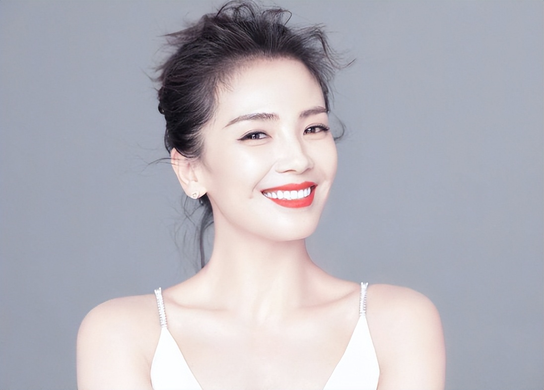 44岁刘涛变得越来越年轻了,43岁刘涛容颜耐看