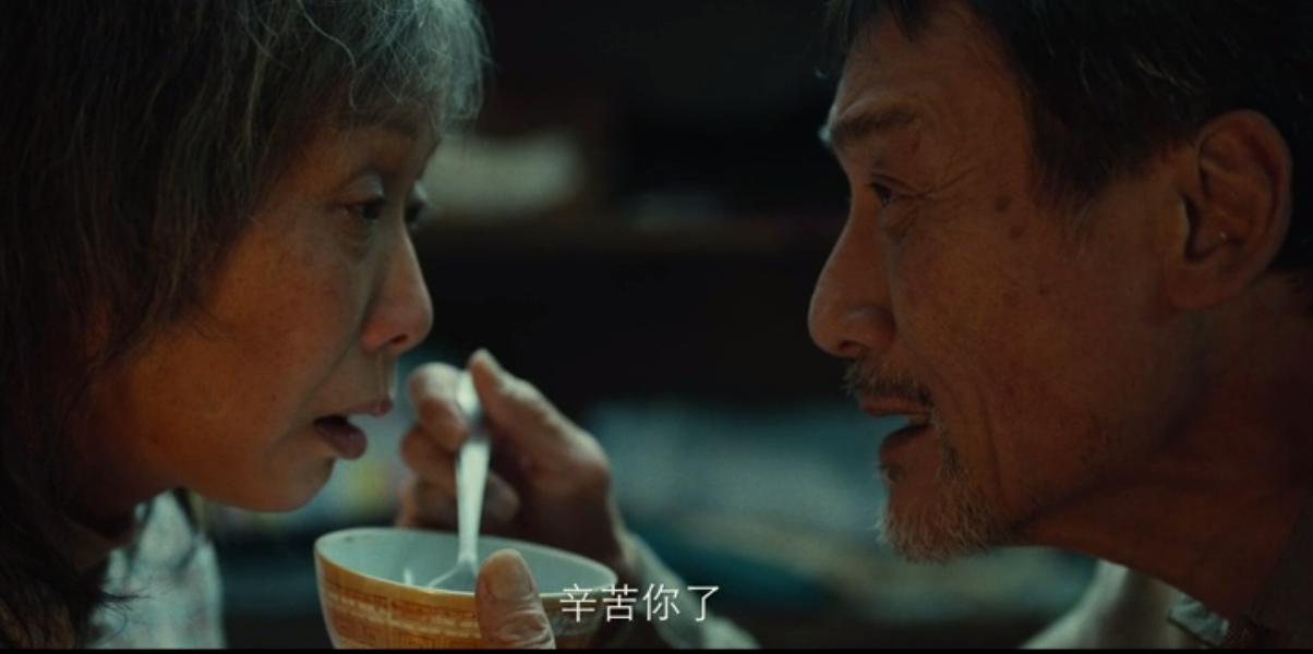 难得“聚焦低收入老年人”的好电影：四个神仙戏骨，一台刻骨铭心